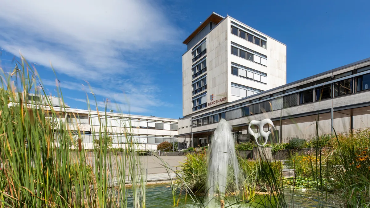 Markant und aus dem Stadtbild nicht wegzudenken: das Stadthaus. (Archiv) Uster erzielte 2023 einen Megagewinn von über 10 Millionen Franken.